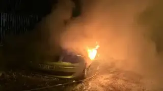 Брутална саморазправа в София: Мъже опожариха колите на жена Видео