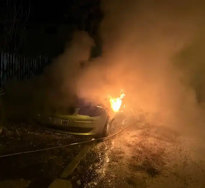 Брутална саморазправа в София: Мъже опожариха колите на жена Видео