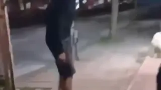 Поредно зверство с куче: Вдигна го във въздуха и го удари в земята Видео 18+