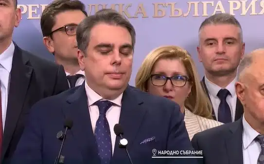 Кой разпореди това безобразие: Асен Василев и ПП се гаврят с журналисти след оставката на кабинета