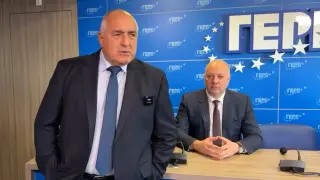 След оттеглянето на кабинета: Бойко се кръсти, валят SMS-и с драматично послание БЛИЦ Live