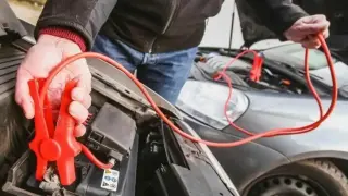Какви са точните стъпки при стартиране на кола с кабели