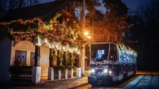 Столичната спирка "Вишнева" грейна с коледна магия Снимки