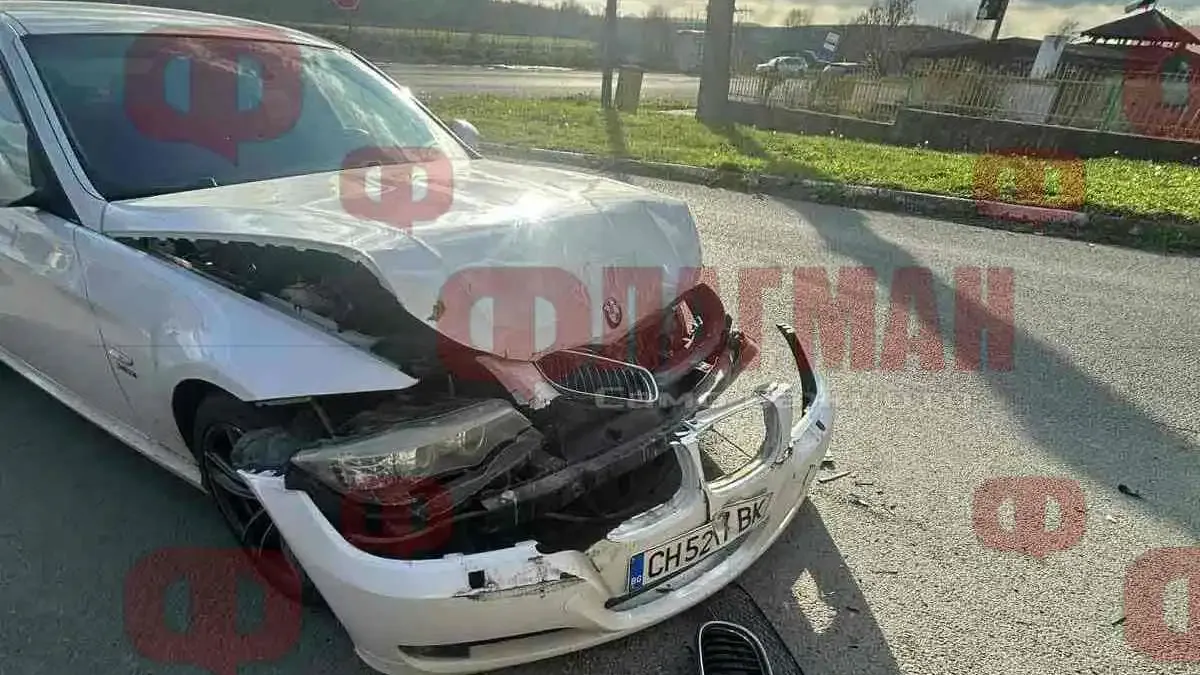 БМВ с младежи се заби в автобус Снимки