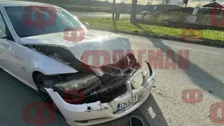 БМВ с младежи се заби в автобус Снимки