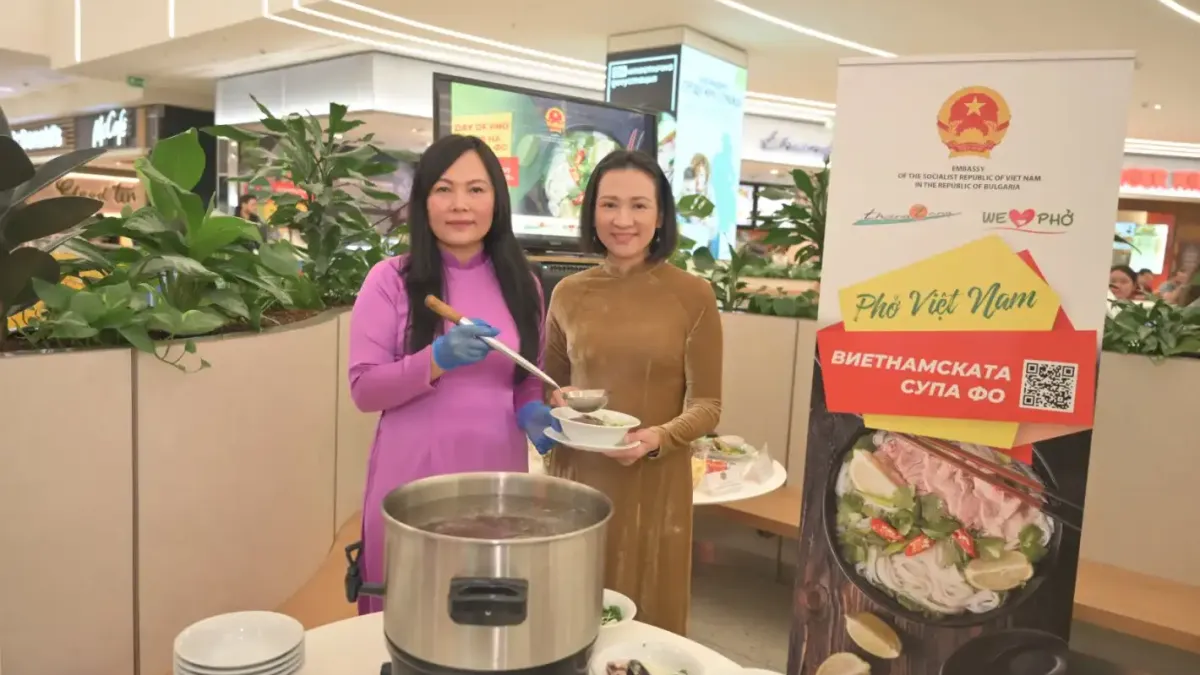 България празнува вкуса на Виетнам: Супата Фо от улиците на Ханой до София