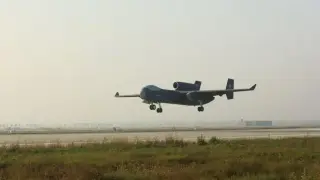 Китайският дрон Jiutian, способен да превозва рояк дронове, извърши първия си полет