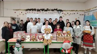 Ученици дариха лакомства и подаръци за болни деца