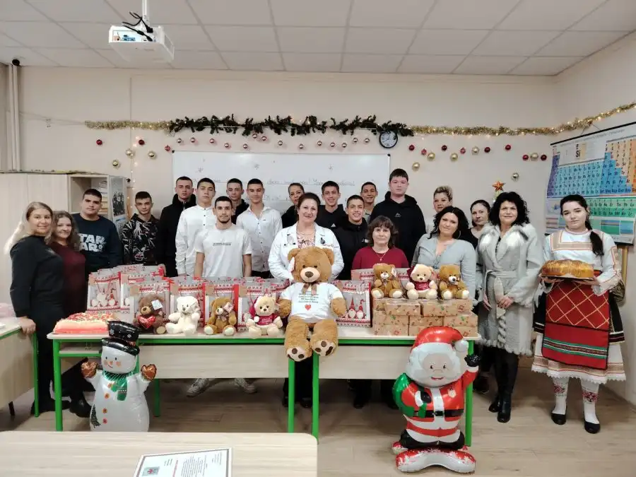 Ученици дариха лакомства и подаръци за болни деца