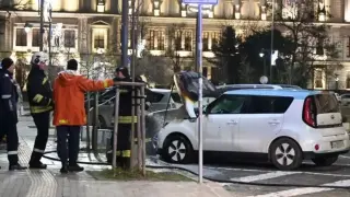 Опасно - електричка се самозапали в центъра на София