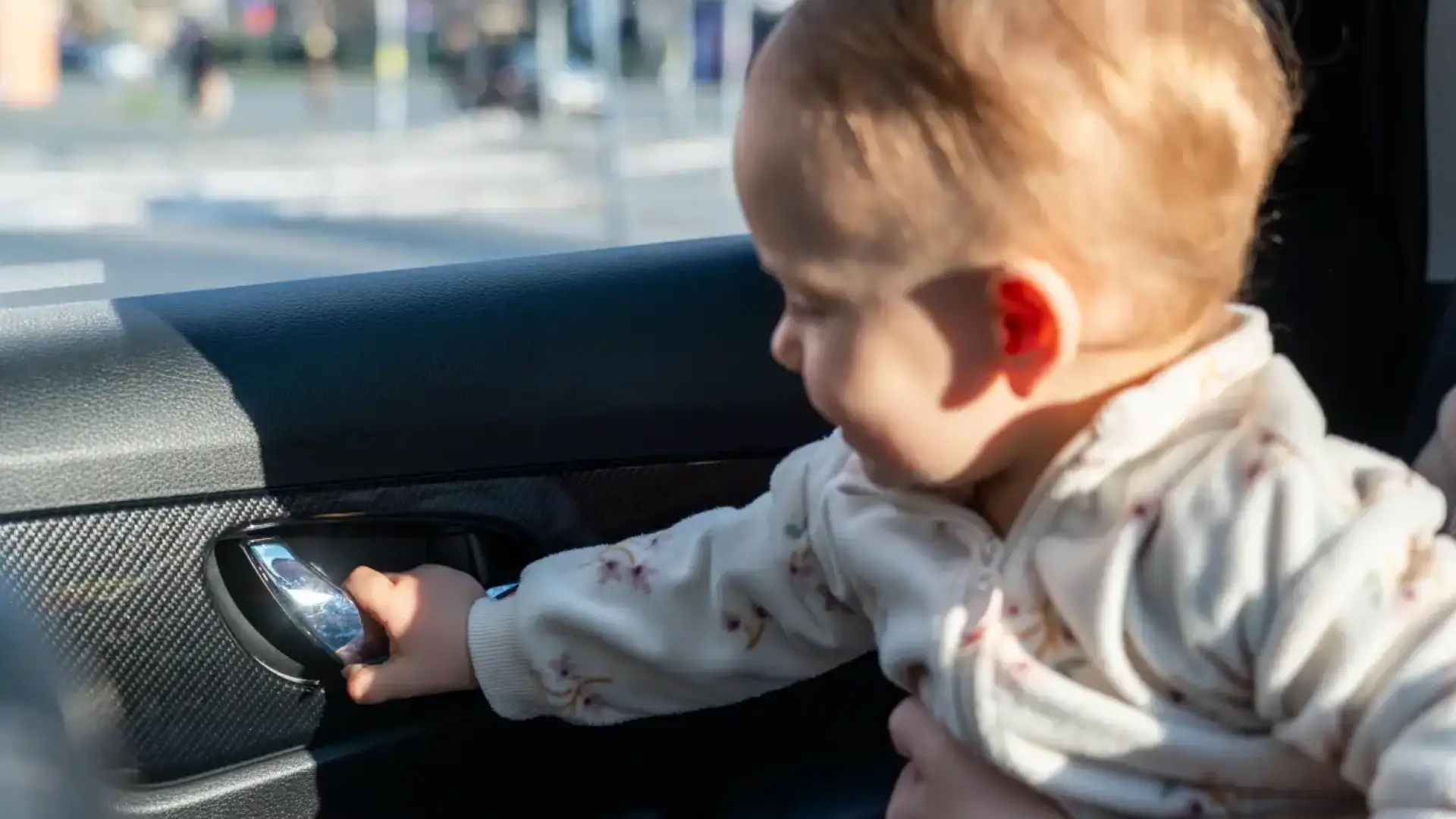 Полицаи в шок - хванаха бебе да шофира кола по магистралата