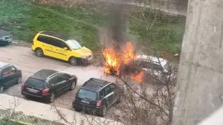 Автомобил пламна като факла в „Младост“ 2 Снимки