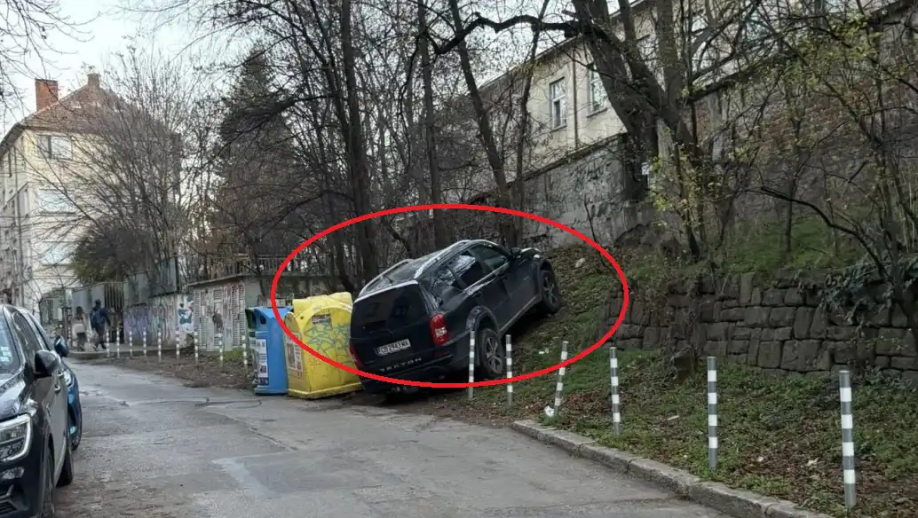 Висша наглост в центъра на София: Снимки уловиха джип да...