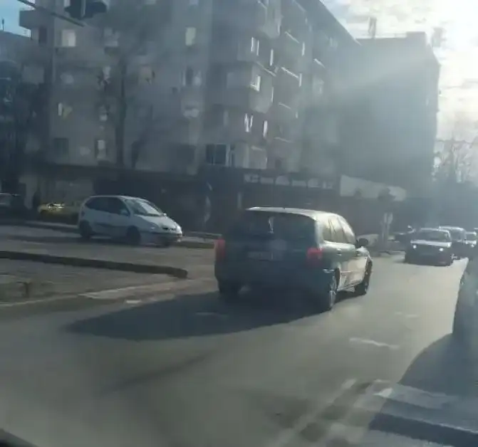Шофьорка с английска маневра хвърли в ступор всички в Стара Загора Снимки