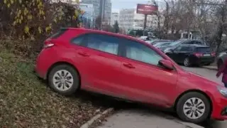 Майстор е: Шофьор на червена кола показа как се паркира на всички софиянци