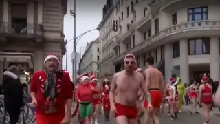 Полуголи мъже, облечени като Дядо Коледа, обиколиха Будапеща Видео