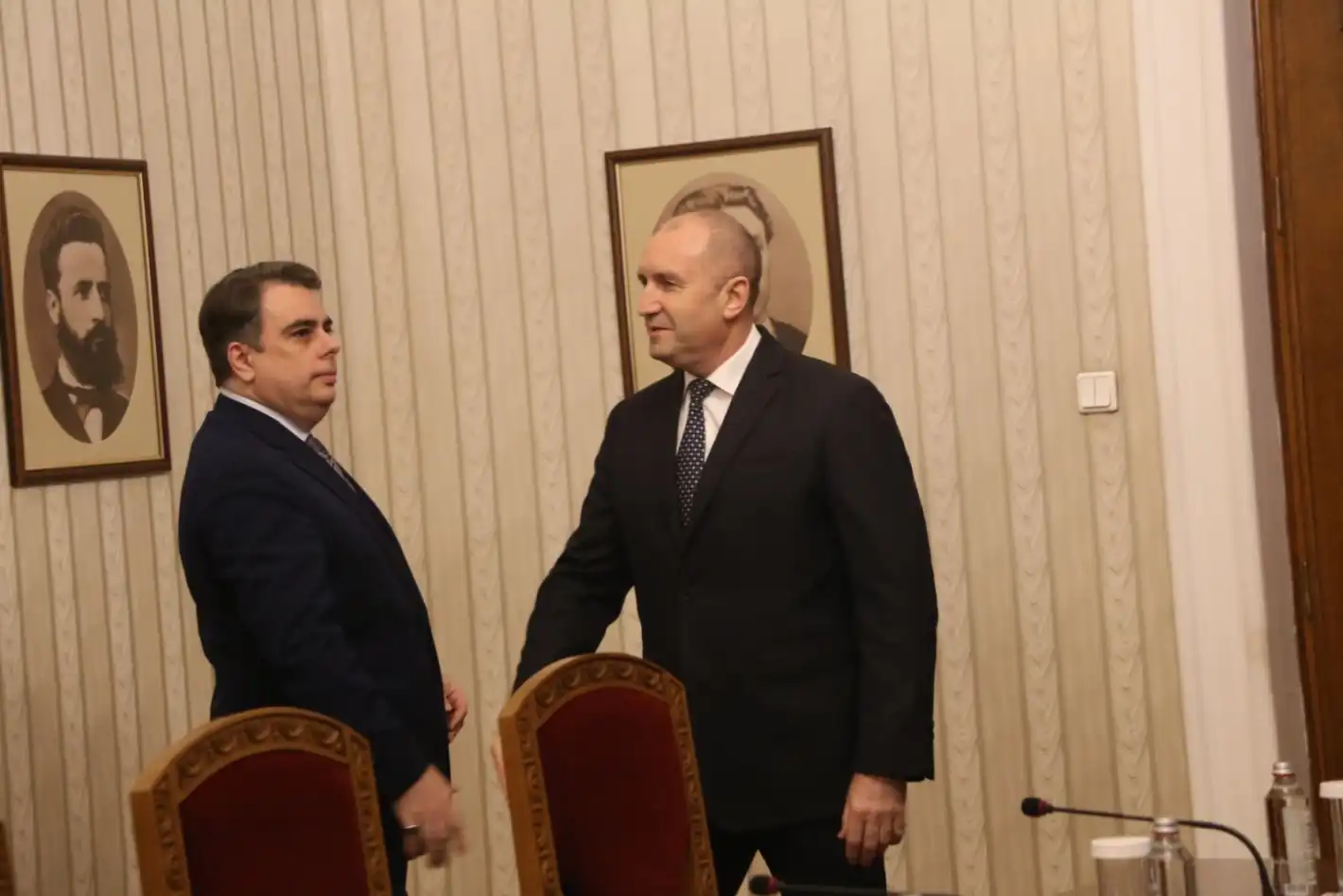 Радев и Асен Василев само се правят на мъже