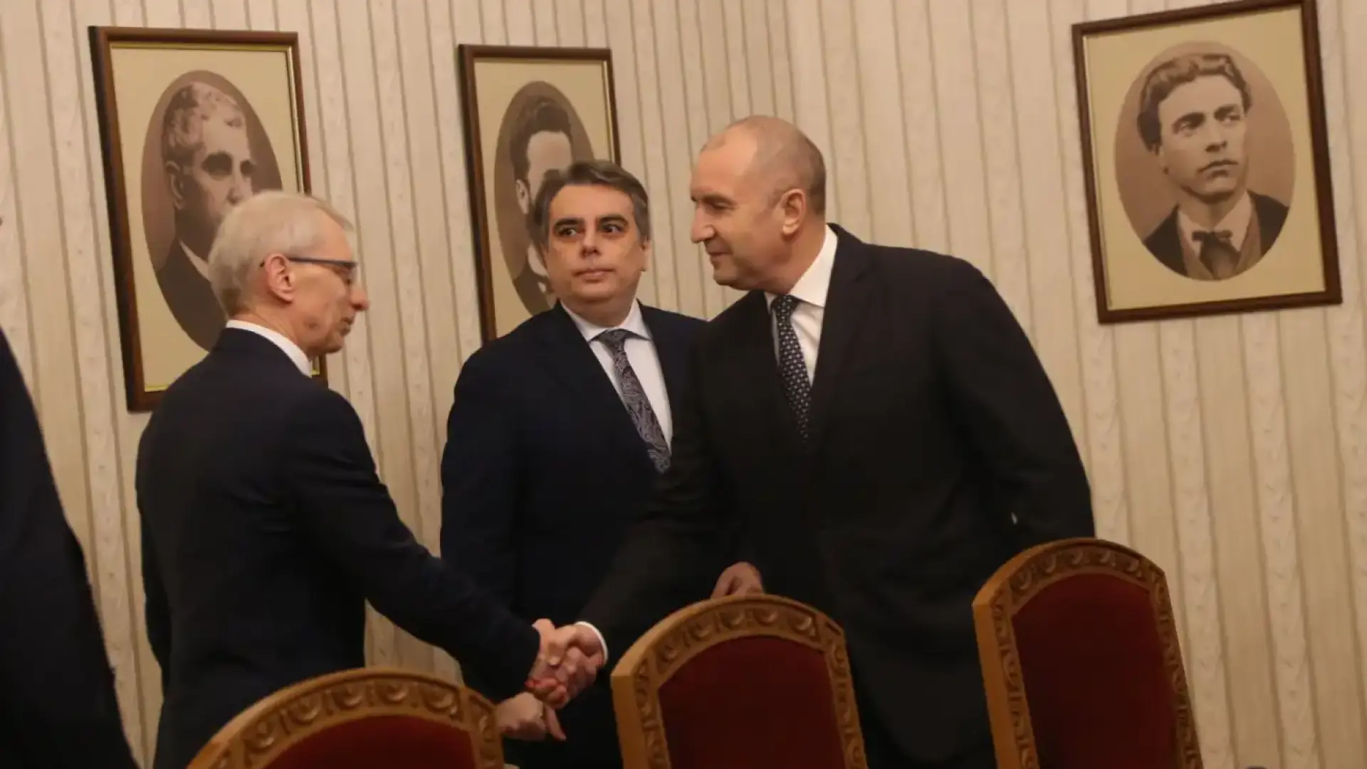 Безпощаден удар: Половината ПП отива при Радев, другите остават зад борда!