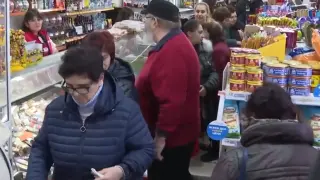 Големи опашки в първия ден на инициативата "Магазин за хората" Видео