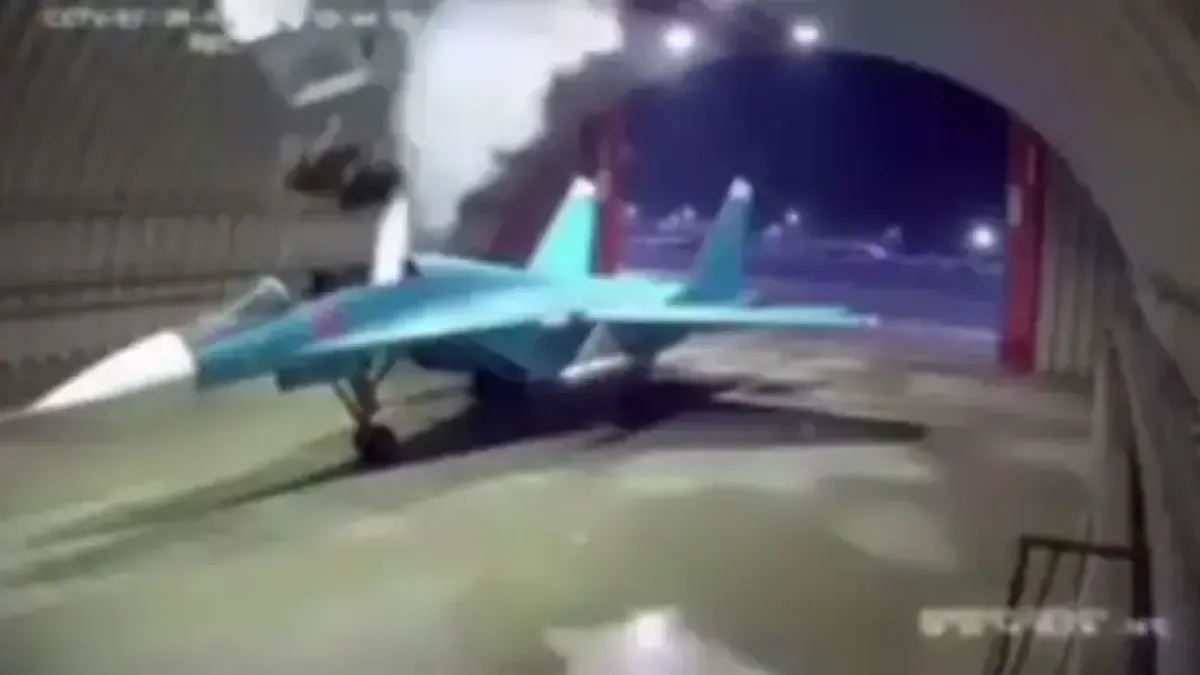 Пилот и щурман на руски Су-34 катапултираха в хангар и се разбиха в тавана: видео от инцидента