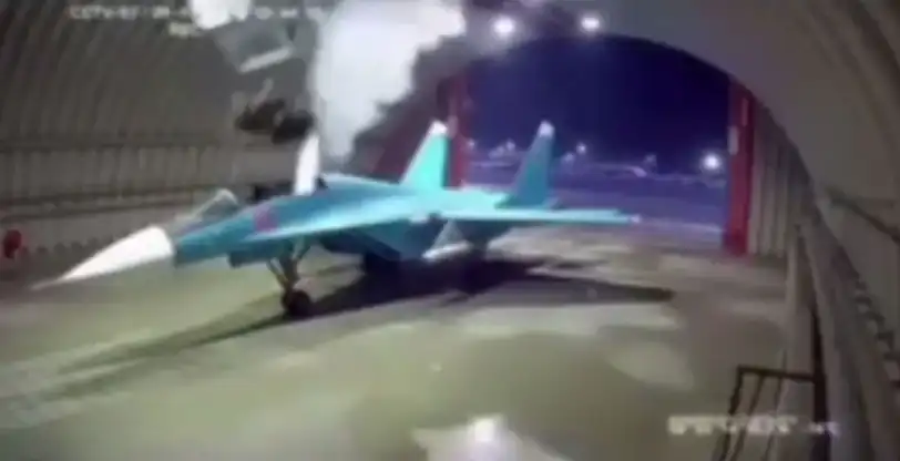 Пилот и щурман на руски Су-34 катапултираха в хангар и се разбиха в тавана: видео от инцидента