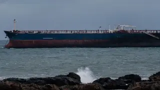 Танкерът „Кайрос“ вече е изтеглен и закотвен в Бургаския залив