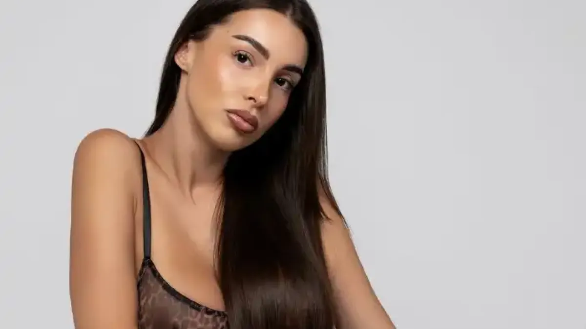 Самолет с устни и мигли шашна Ергенката Елвира Снимка