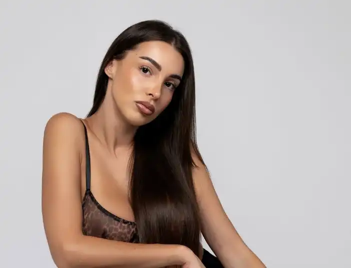 Самолет с устни и мигли шашна Ергенката Елвира Снимка