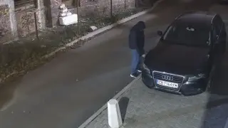 Куп столичани пропищяха от този мъж! Обикаля улиците и... Видео