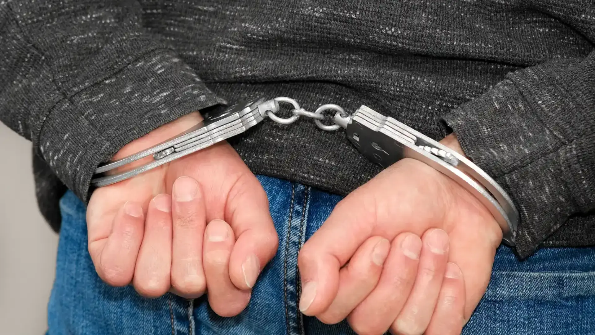 Мъжът, който троши и наводни ареста в Кърджали, остава в килията