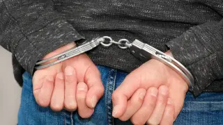 Мъжът, който троши и наводни ареста в Кърджали, остава в килията