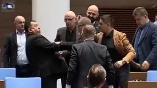 Грозни сцени и бой в НС! Радостин Василев изрита и удари с юмрук депутат от ДПС-Ново начало БЛИЦ Live 18+