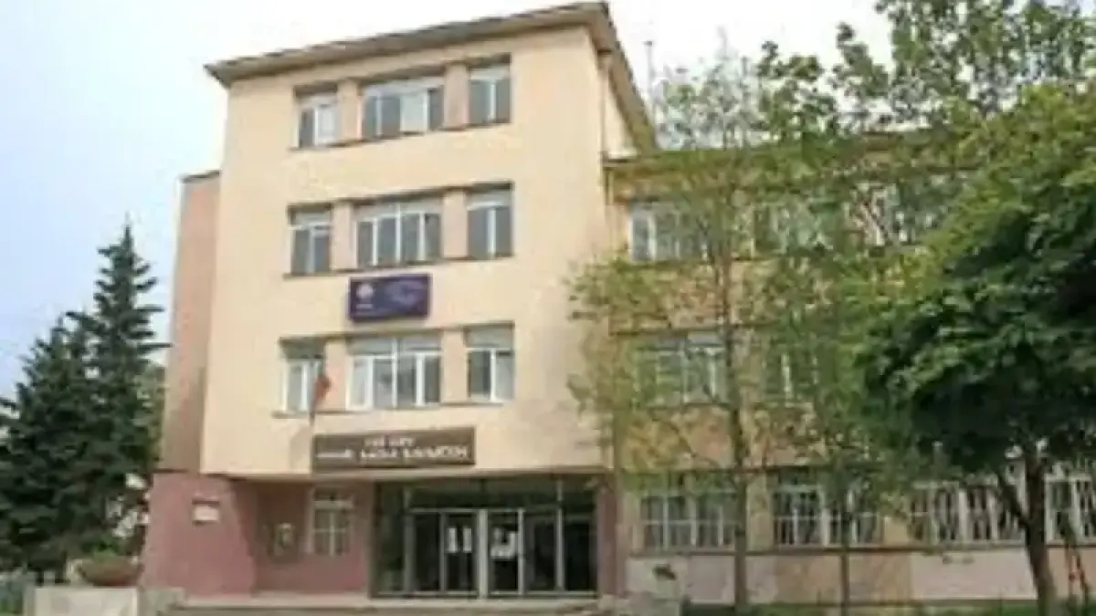 Само в БЛИЦ! "Пълен ад": Ето какво се случва в училището, в което директор сложи камери в тоалетните