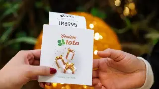 Цяла държава полудя по новогодишна лотария - билети се препродават за 10 000 евро