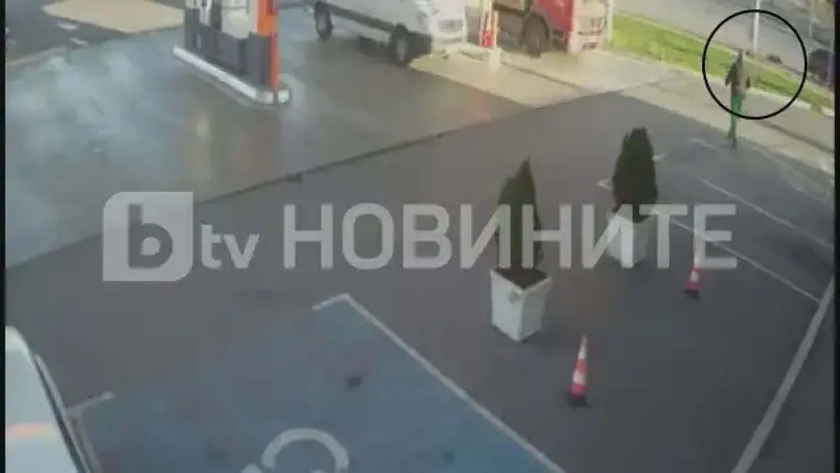 Брутална жестокост потресе България! Мъж влачи куче, вързано с въже за колата му Снимки