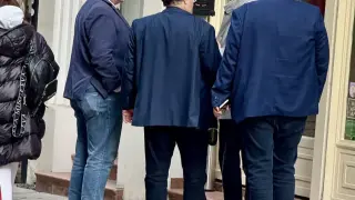 Сладко им е: Уловиха как депутати от ПП си угаждат на един хвърлей от НС след свирепия екшън Снимки