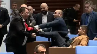 Взрив в мрежата: Радостин Василев да се прави на Брус Лий в НС! Ето защо го изби на агресия