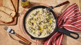 Пикантно, кремообразно и неустоимо: Крехки пилешки сърчица в кадифен сос