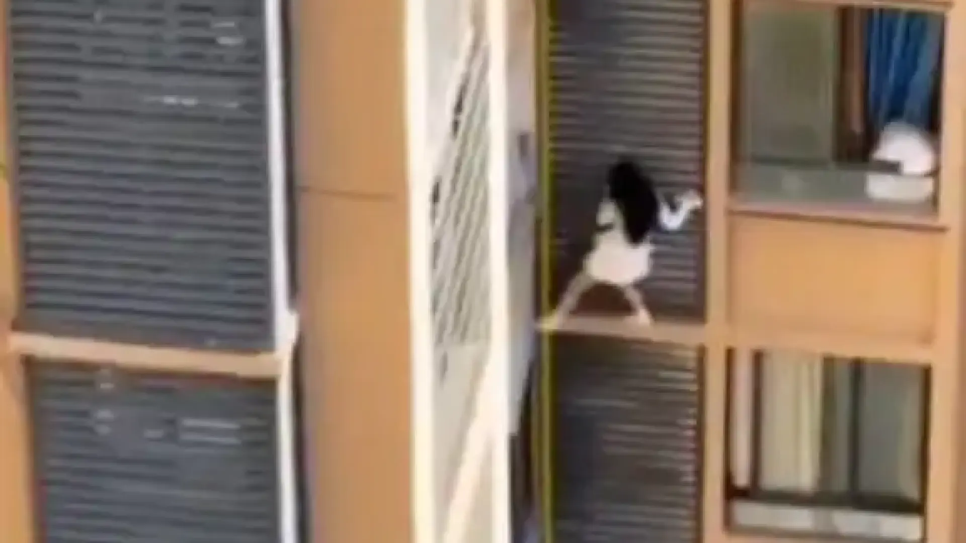 Любовница подпали мрежата с дръзко бягство от ревнива съпруга през прозореца на 10-ия етаж