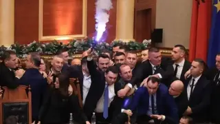 Това се казва бой в парламента! Депутати запалиха и факли Видео