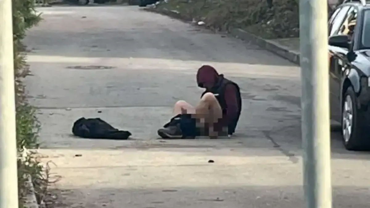 Мъж се съблече гол насред улица във Враца и започна да... Видео 18+