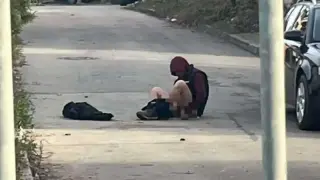 Мъж се съблече гол насред улица във Враца и започна да... Видео 18+