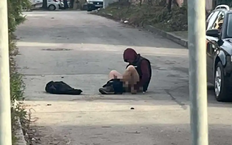 Мъж се съблече гол насред улица във Враца и започна да... Видео 18+