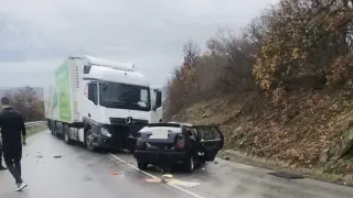Полицай спаси дете от сигурна смърт след челен удар на камион и кола край Сливен