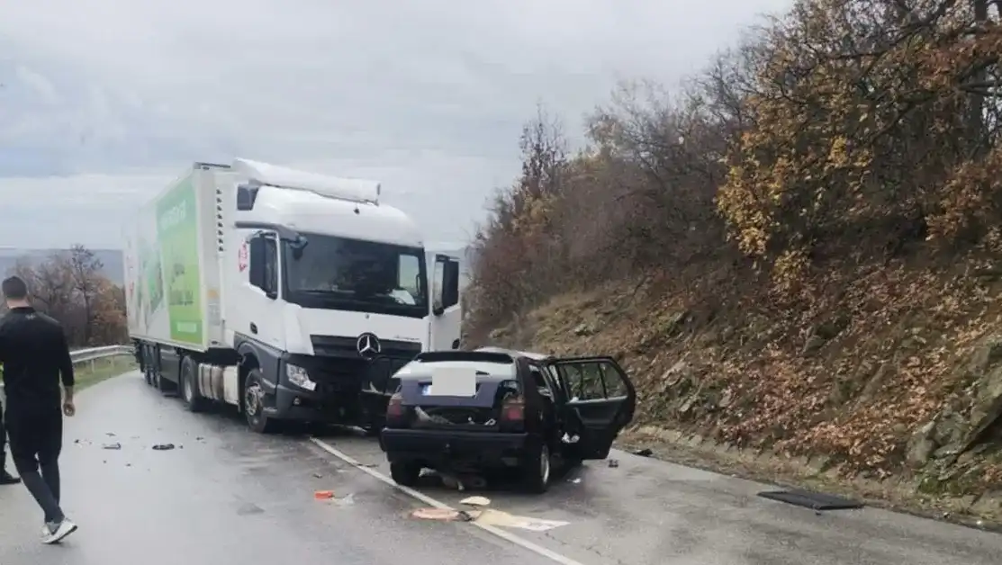 Полицай спаси дете от сигурна смърт след челен удар на камион и кола край Сливен