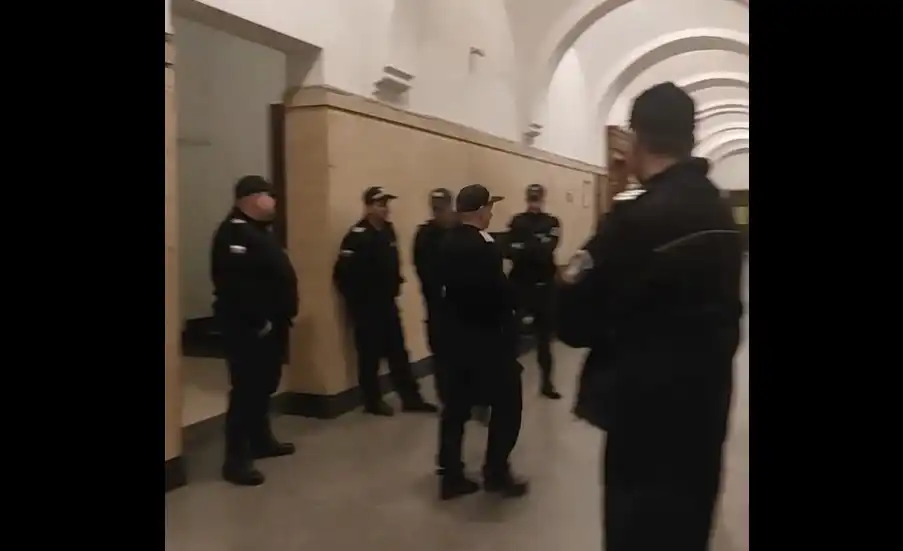 Първо напрежение на протеста: Извеждат със сила демонстранти