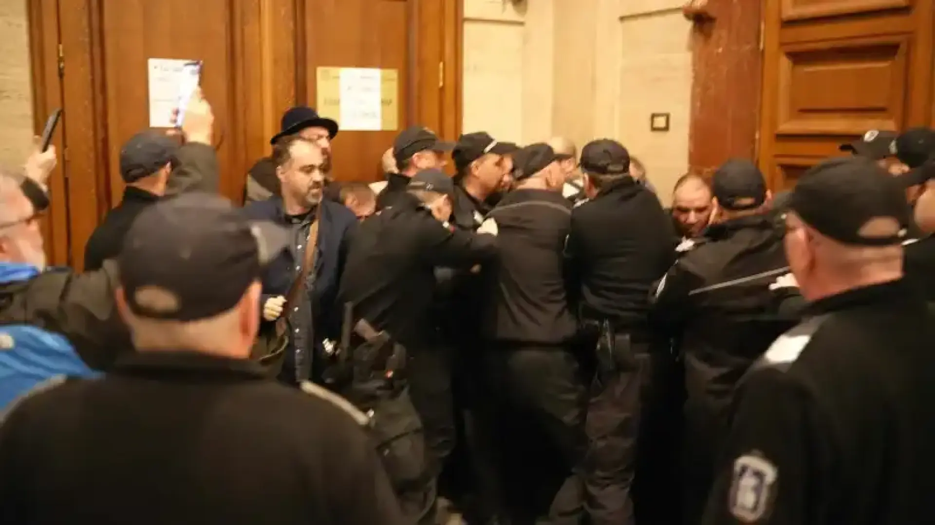 Първо напрежение на протеста: Извеждат със сила демонстранти