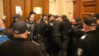 Първо напрежение на протеста: Извеждат със сила демонстранти