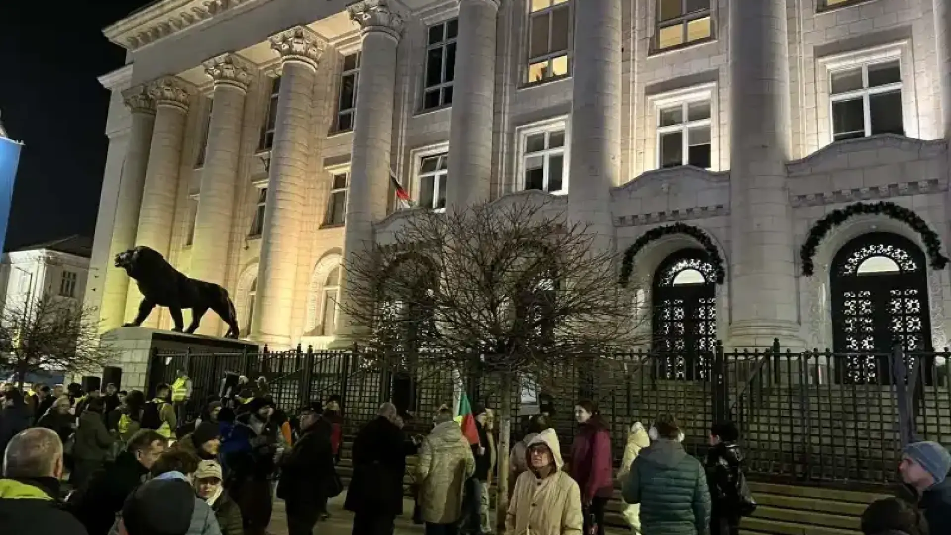 Ново напрежение пред Съдебната палата, раздор между протестиращите