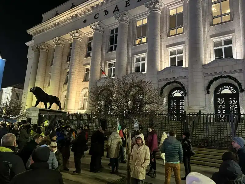 Ново напрежение пред Съдебната палата, раздор между протестиращите